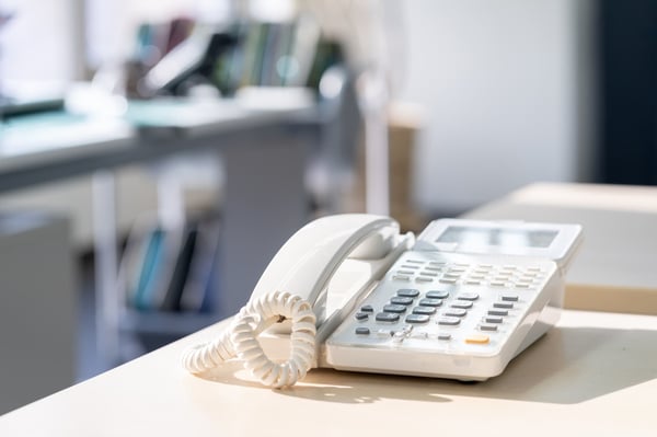 ビジネスフォンと家庭用電話の違いとは？機能・仕組み・選び方を徹底解説